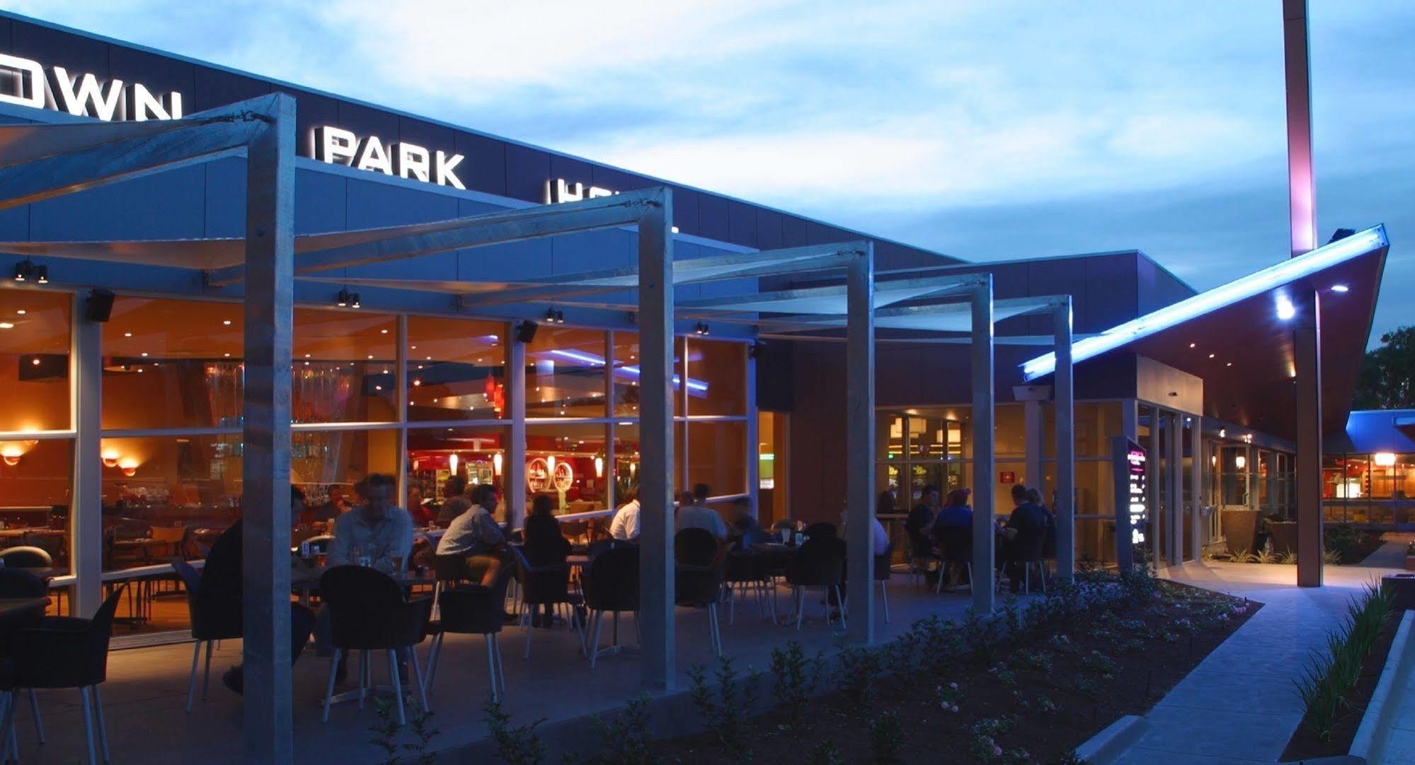 Nightcap At Sandown Park Hotel Noble Park Extérieur photo