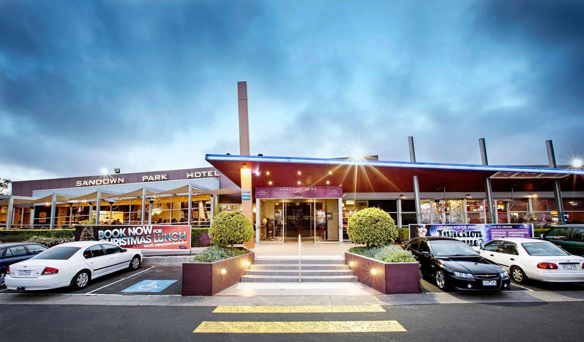 Nightcap At Sandown Park Hotel Noble Park Extérieur photo